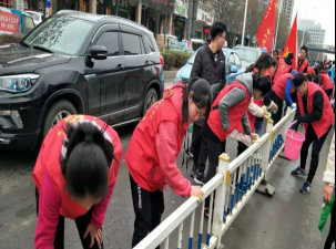 志愿者们认真的清洗护栏.jpg